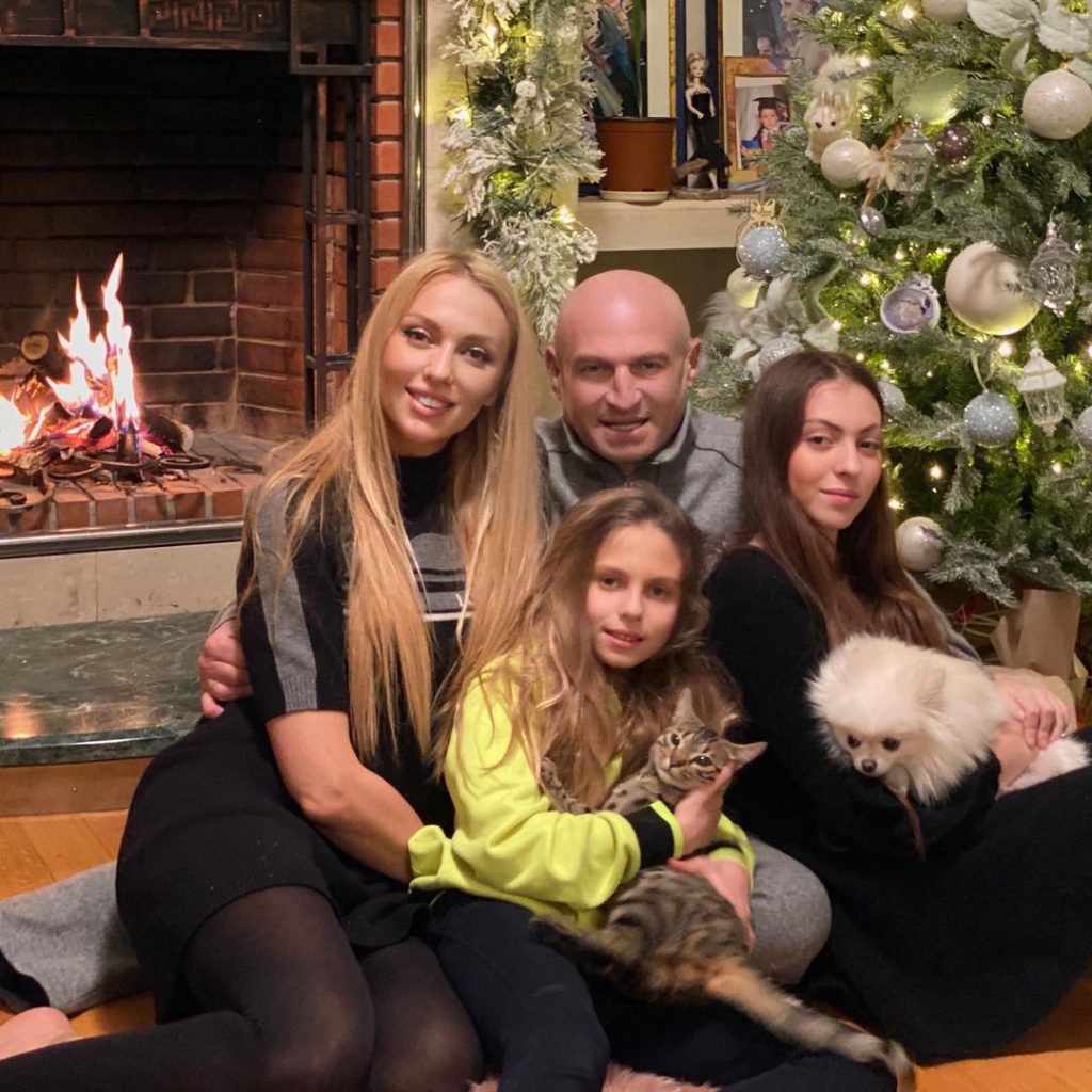 Оля Полякова показала мужа и дочек на уютной семейной фотографии