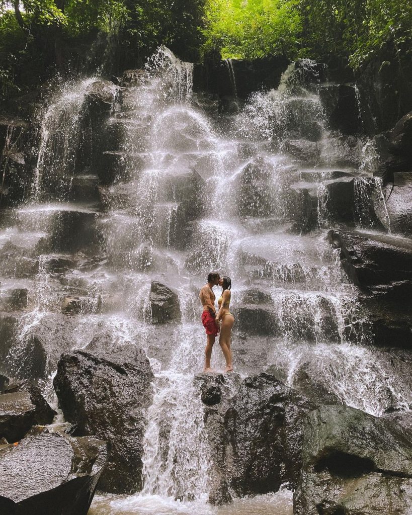 Надя Дорофеева и Дантес показали романтику под мощным водопадом
