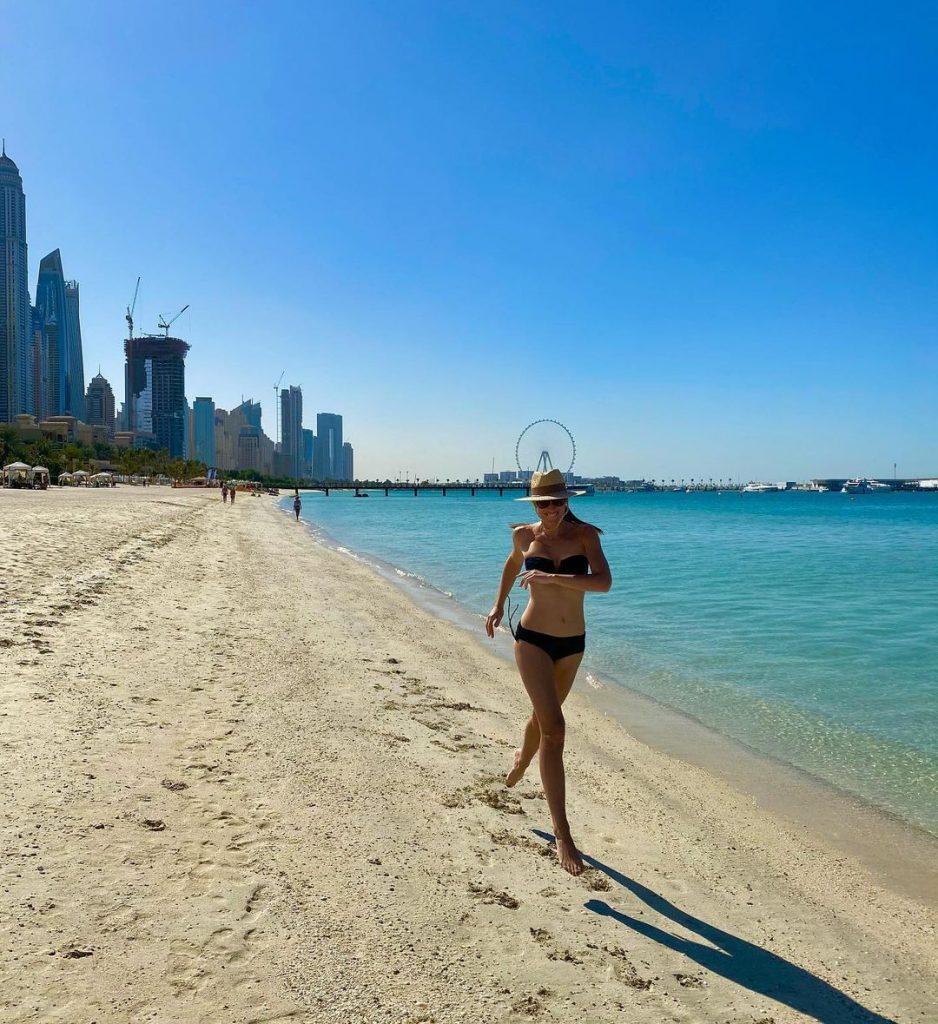 Катя Осадчая позировала в купальнике на пляже в Дубае 