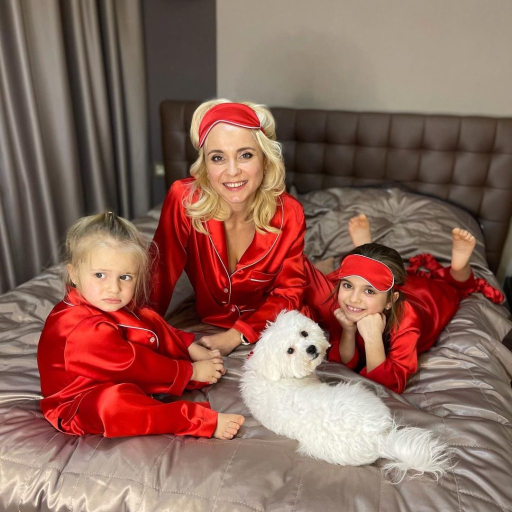 Лилия Ребрик устроила фотосессию в пижамах с дочками 