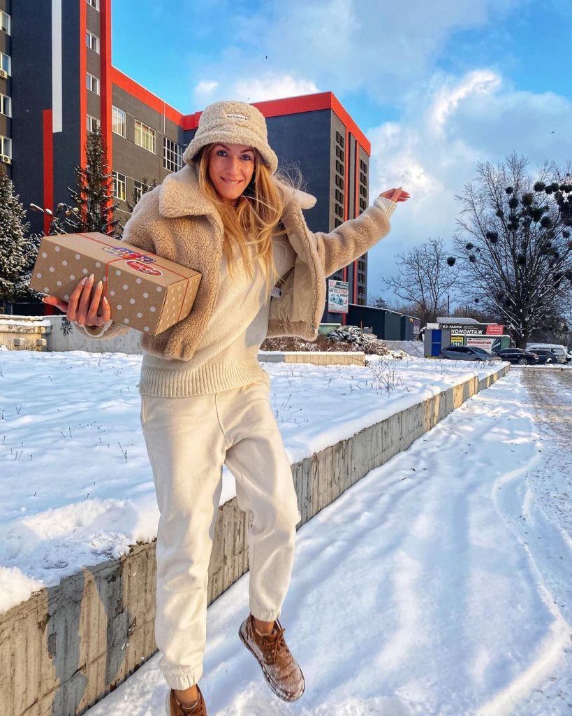 Леся Никитюк примерила модный зимний образ с укороченной эко шубой
