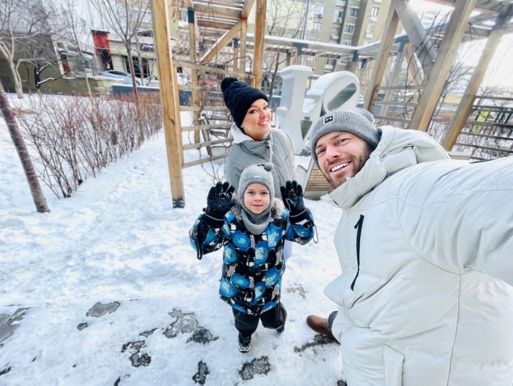 Влад Яма показал зимнюю прогулку с женой и сыном