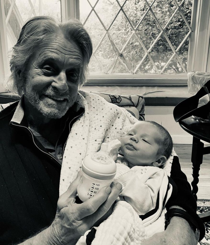 76-летний Майкл Дуглас опубликовал фото первой встречи с новорожденным внуком