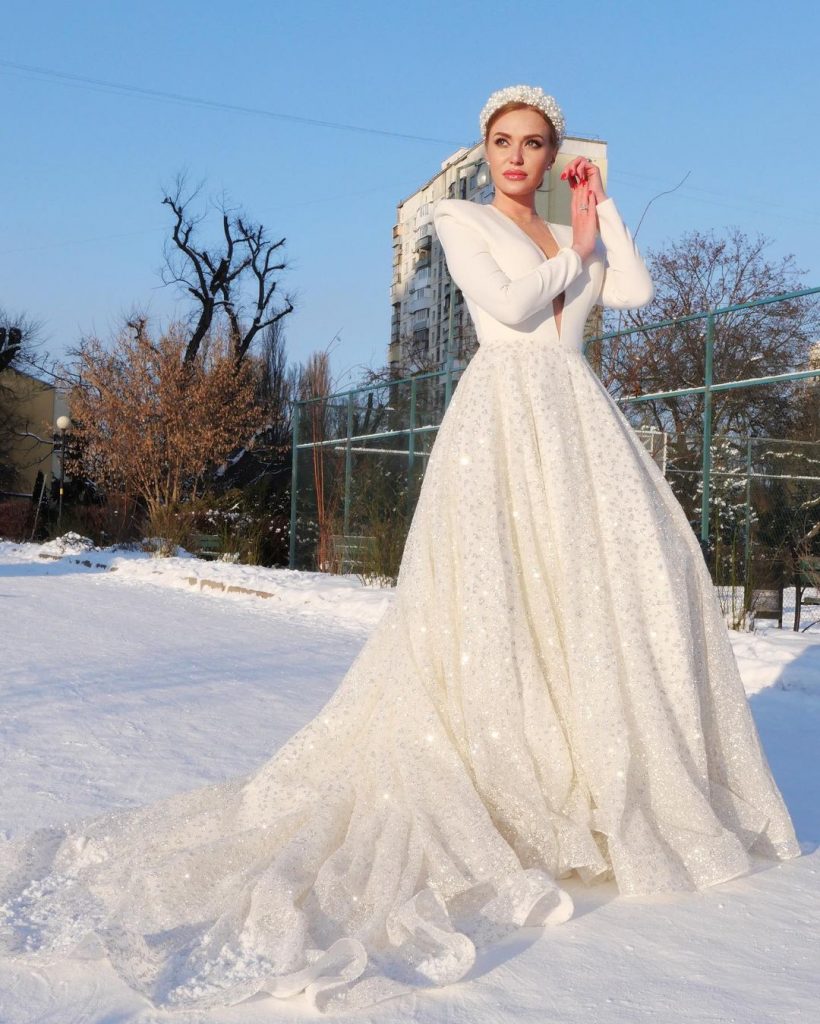 Слава Каминская примерила невероятное свадебное платье с длинным шлейфом