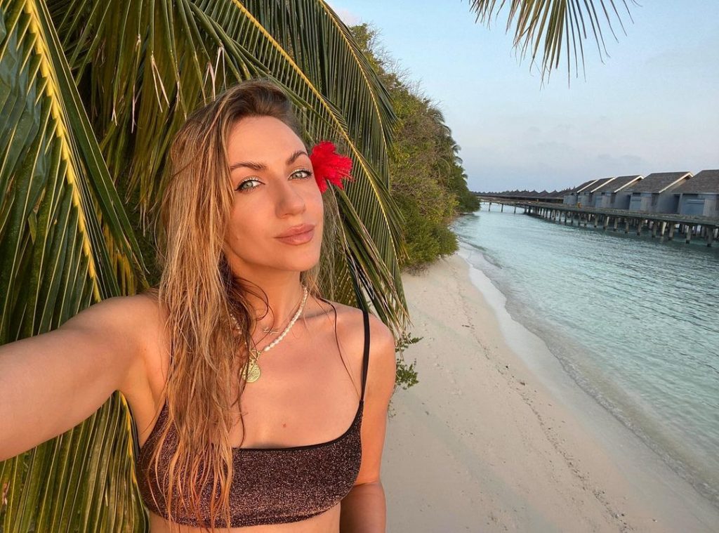 Леся Никитюк с цветами в волосах позировала на фоне мальдивского пейзажа