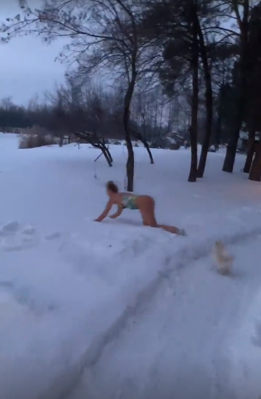 Оля Полякова показала, как полностью извалялась в снегу