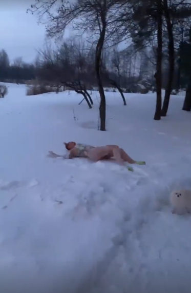 Оля Полякова показала, как полностью извалялась в снегу