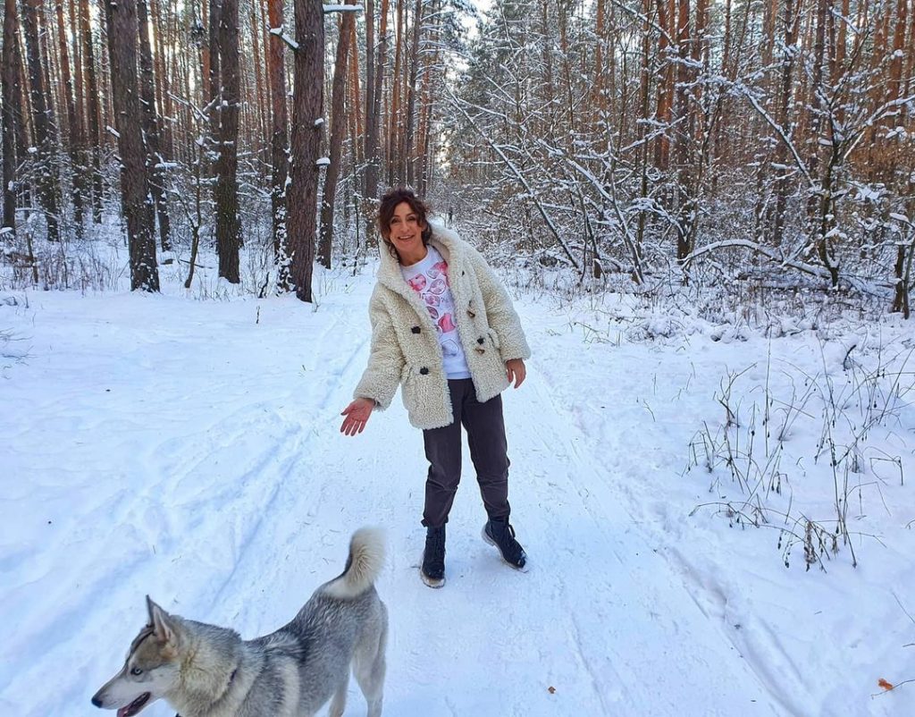 Надежда Матвеева показала комфортный casual образ для зимней прогулки