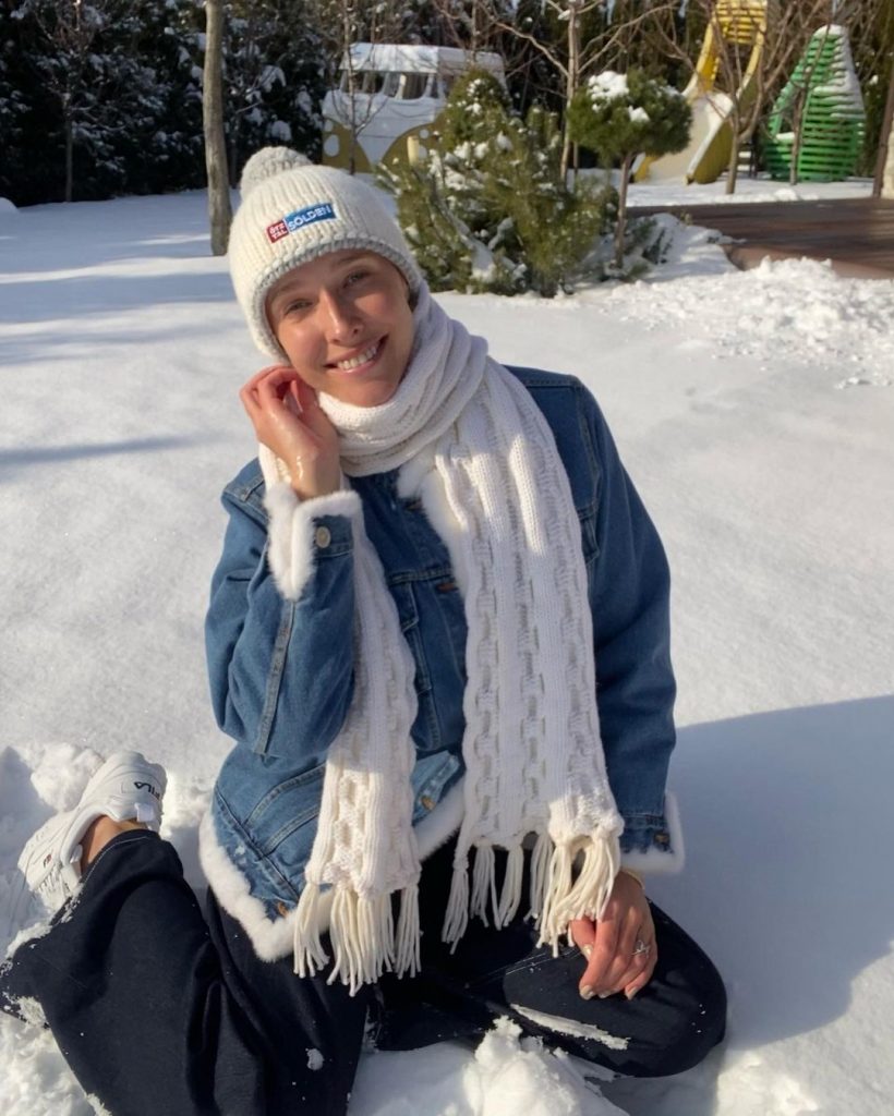Катя Осадчая показала, как резвится в снегу во дворе своего дома