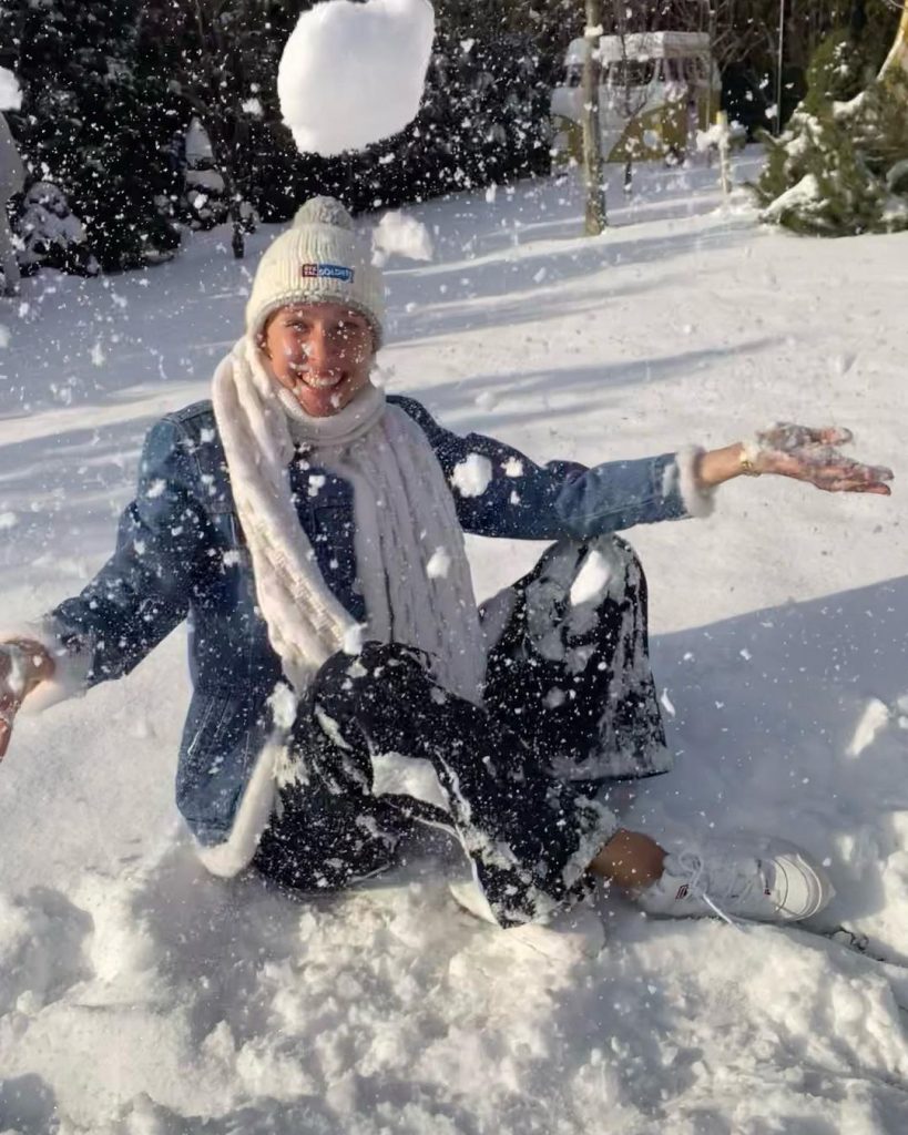 Катя Осадчая показала, как резвится в снегу во дворе своего дома