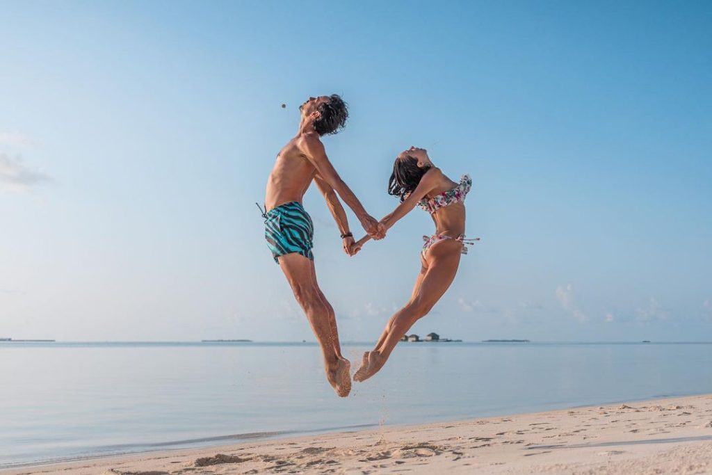 Екатерина Кухар и Александр Стоянов станцевали балет прямо на пляже