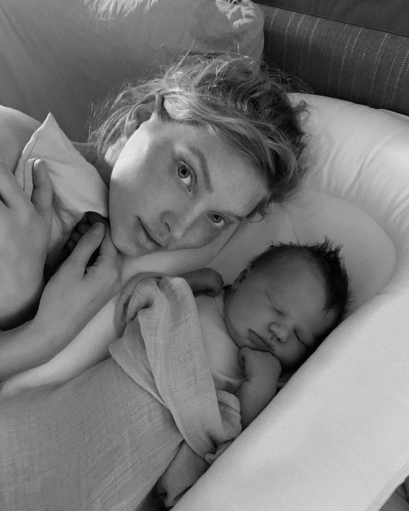 Эльза Хоск опубликовала трогательные фото новорожденной дочки