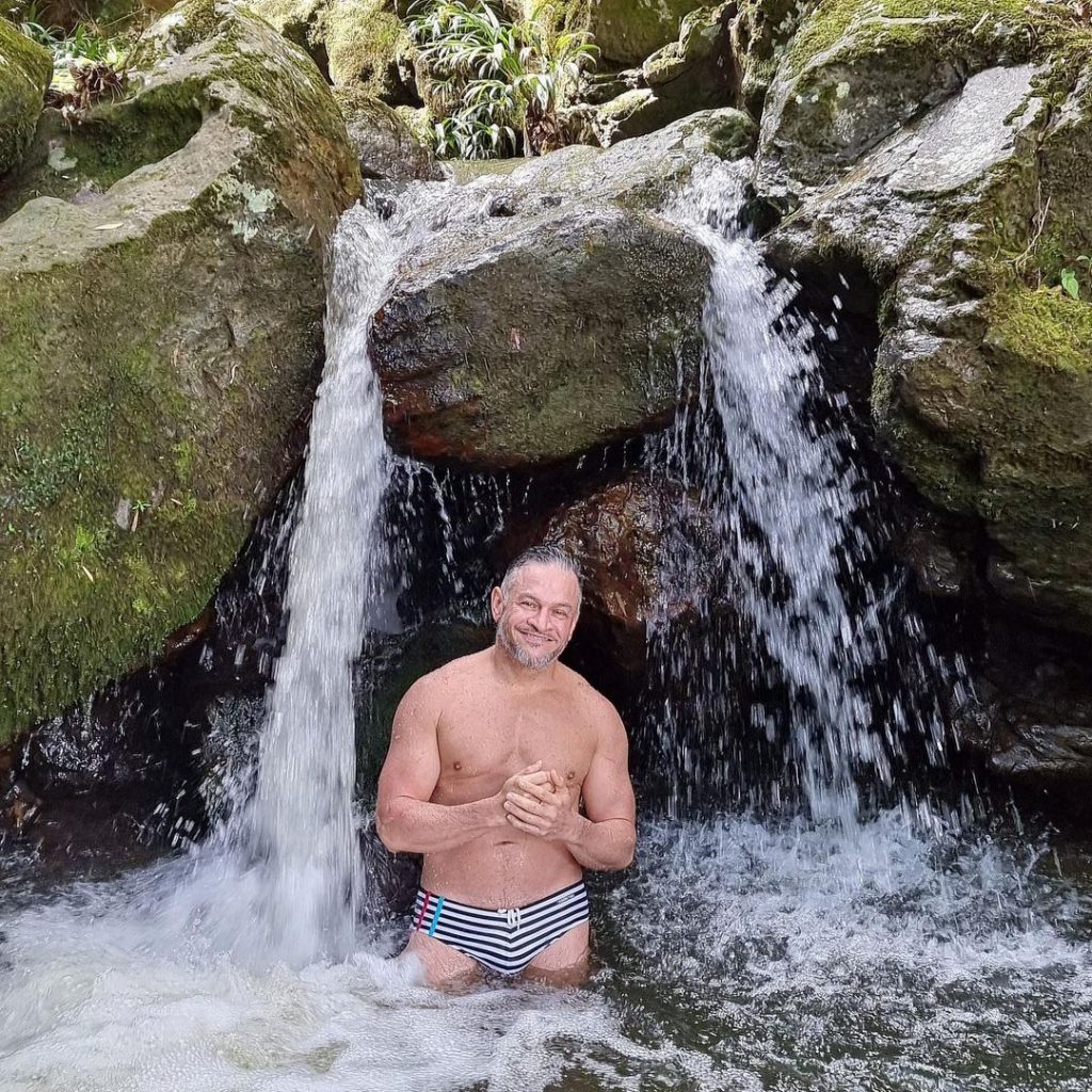 пользователи обсуждают фото Эктора Хименеса-Браво с отдыха в Колумбии