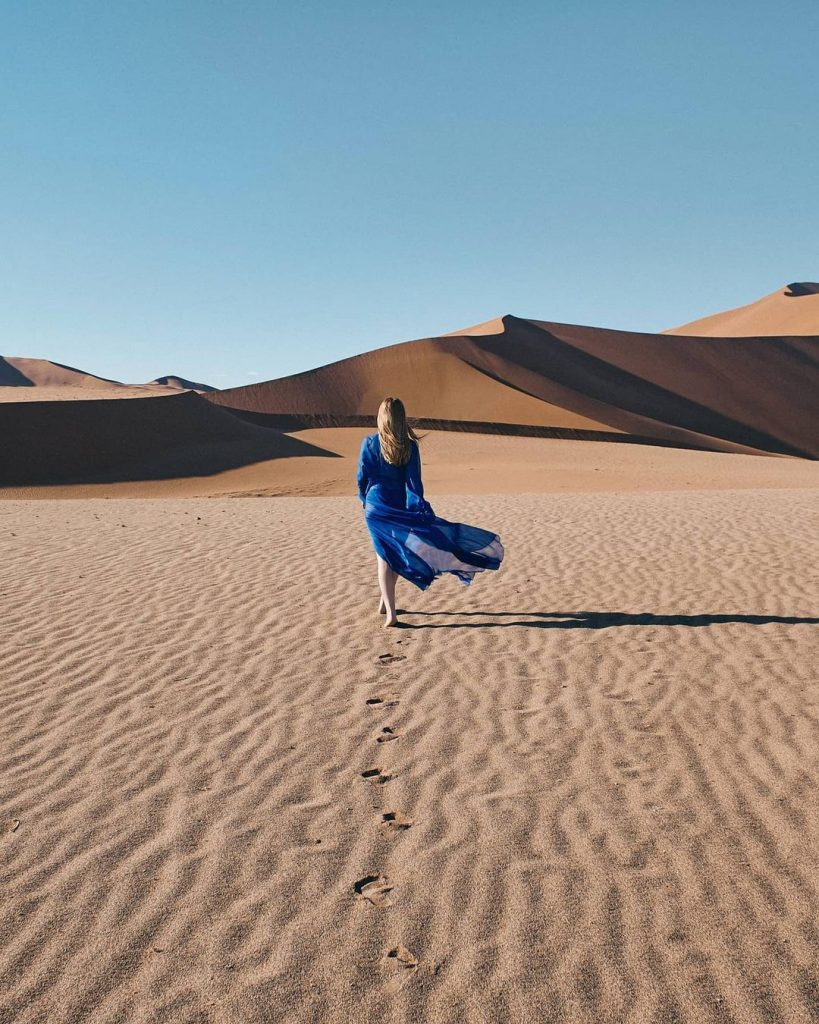 Тина Кароль позировала посреди пустыни в Намибии 