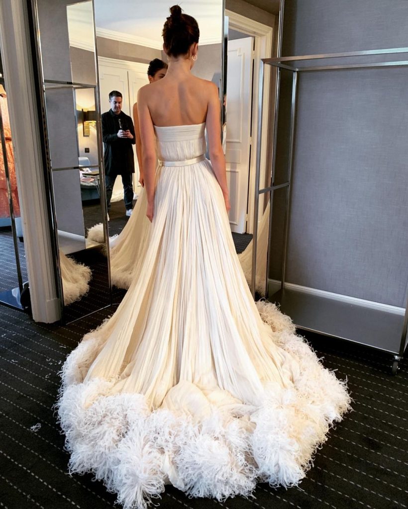 невеста Леонардо Ди Каприо позировала в роскошном свадебном платье от Miu Miu