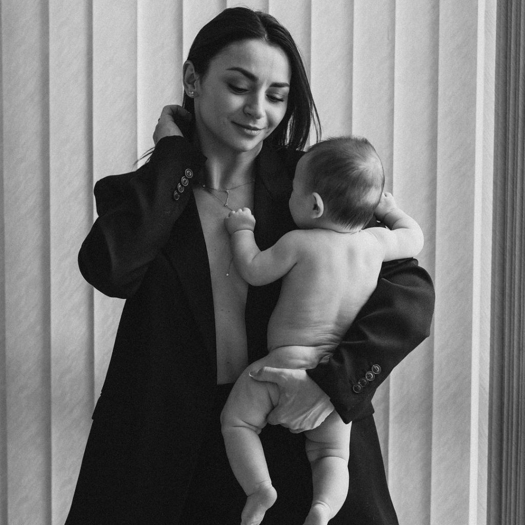 Илона Гвоздева сфотографировалась со своим 4-месячным сыном
