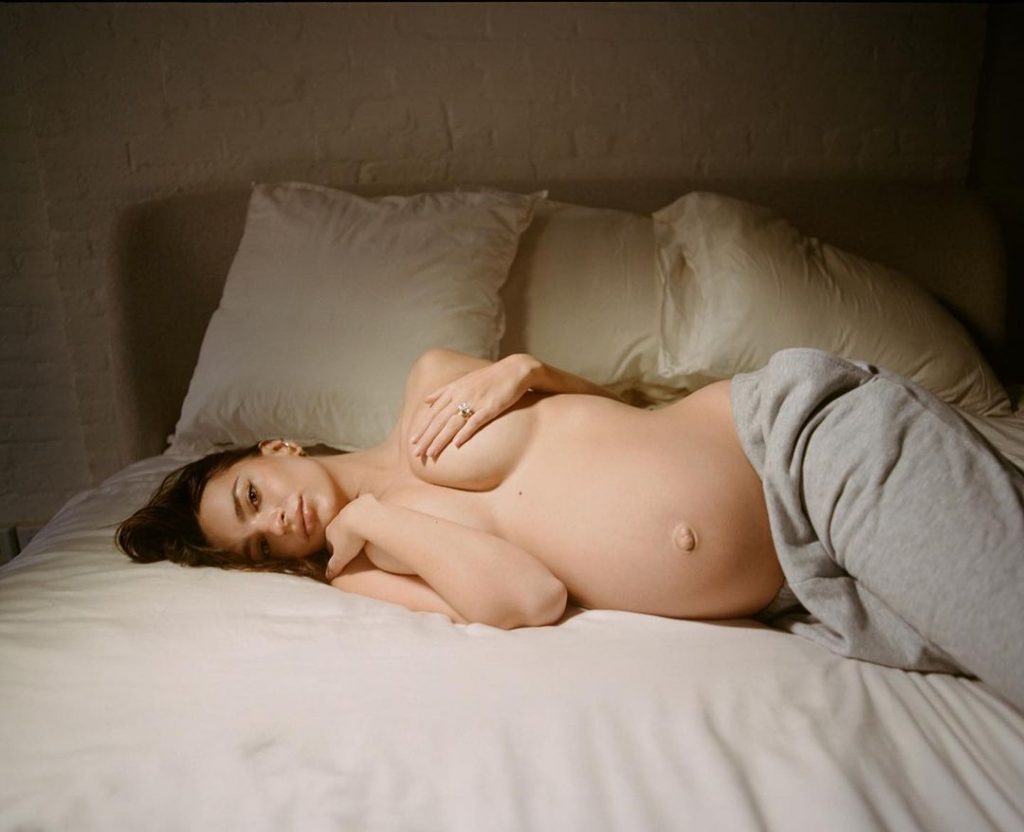 беременная Эмили Ратаковски засыпала Instagram обнаженными фотографиями 