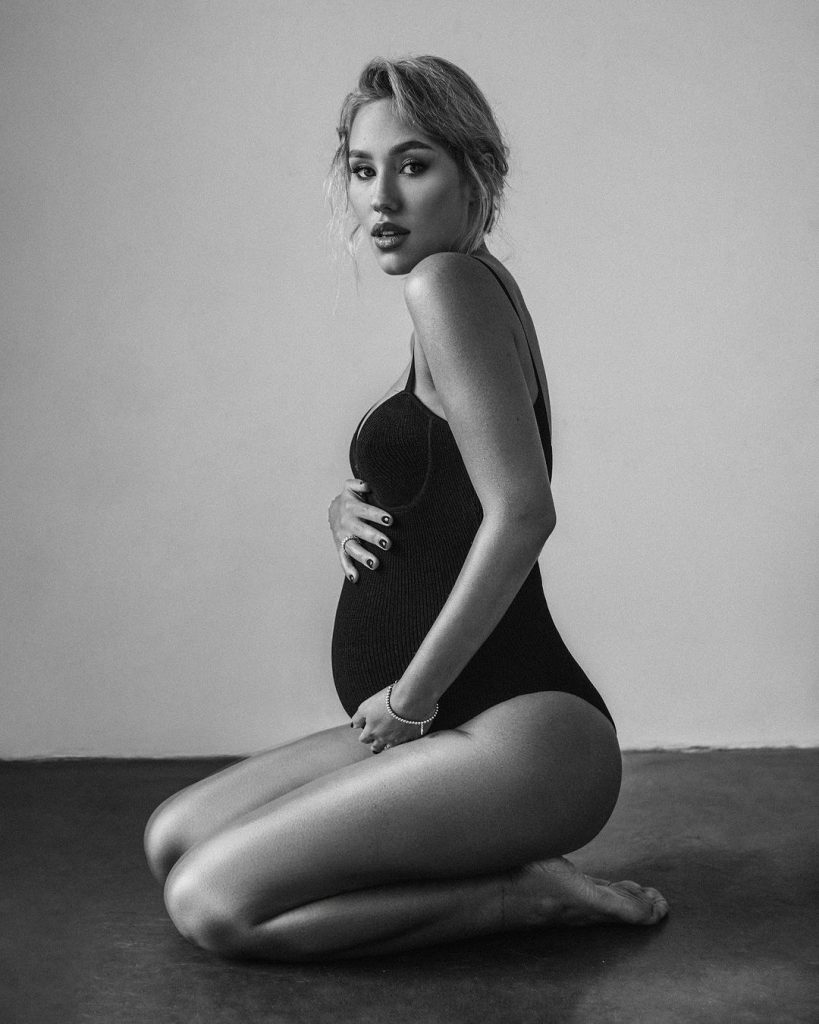 Даша Квиткова очаровала поклонников снимками своей беременности  