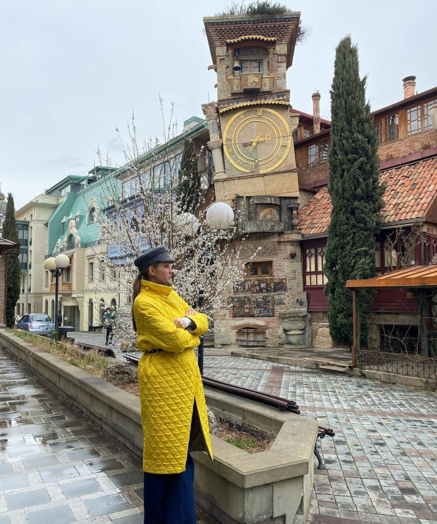 Катя Осадчая прогулялась по весенней Грузии в стильном пальто лимонного цвета 