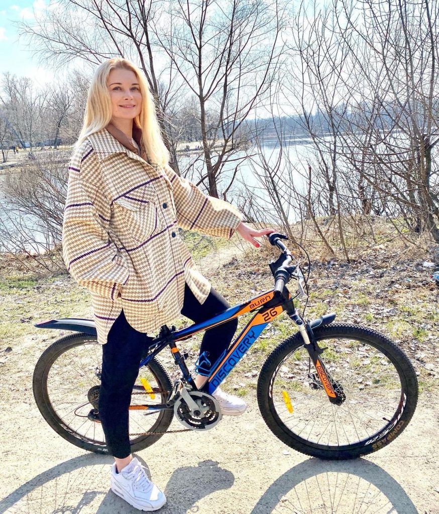 Лидия Таран показала, как проводит время на природе с велосипедом