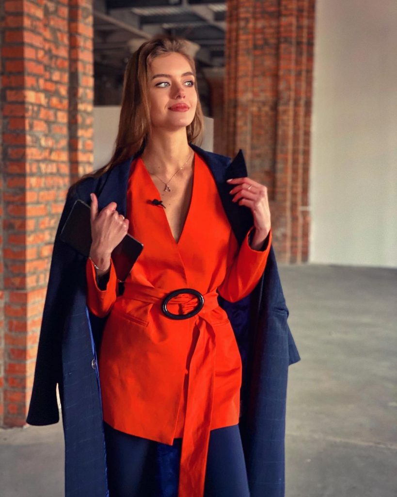 Александра Кучеренко показала, как сочетать синий и оранжевый в своем гардеробе 