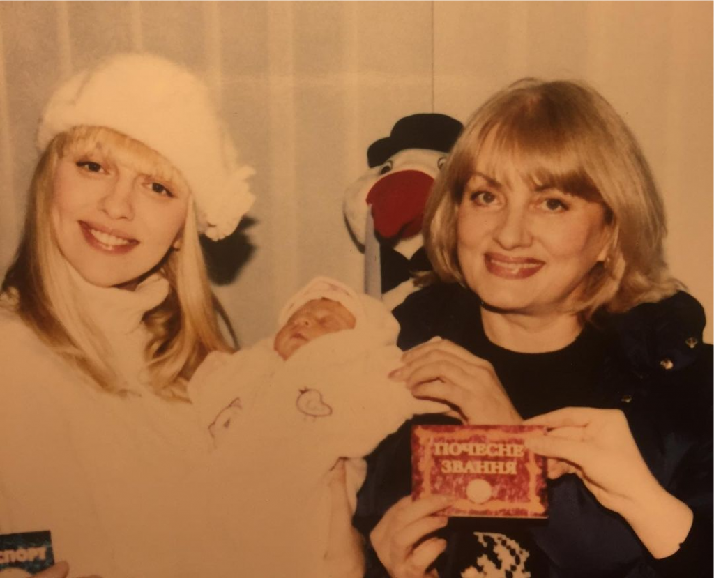 мама Оли Поляковой показала фото певицы с дочкой Машей, сделанное 16 лет назад