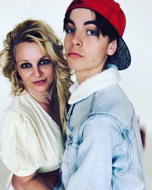 Бритни Спирс опубликовала редкое фото с 15-летним сыном