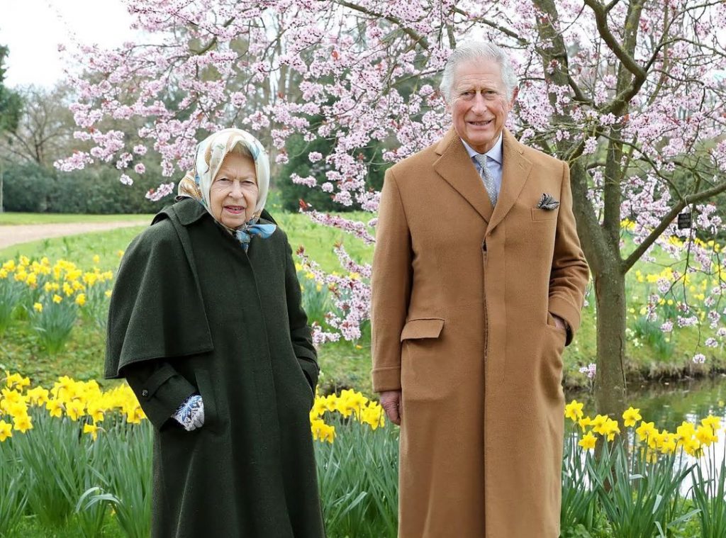 В сети появились фото королевы Елизаветы II и принца Чарльза на прогулке в саду 