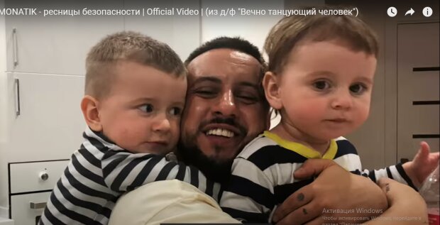 Дмитрий Монатик выпустил автобиографический клип: в нем он впервые показал лица своих детей