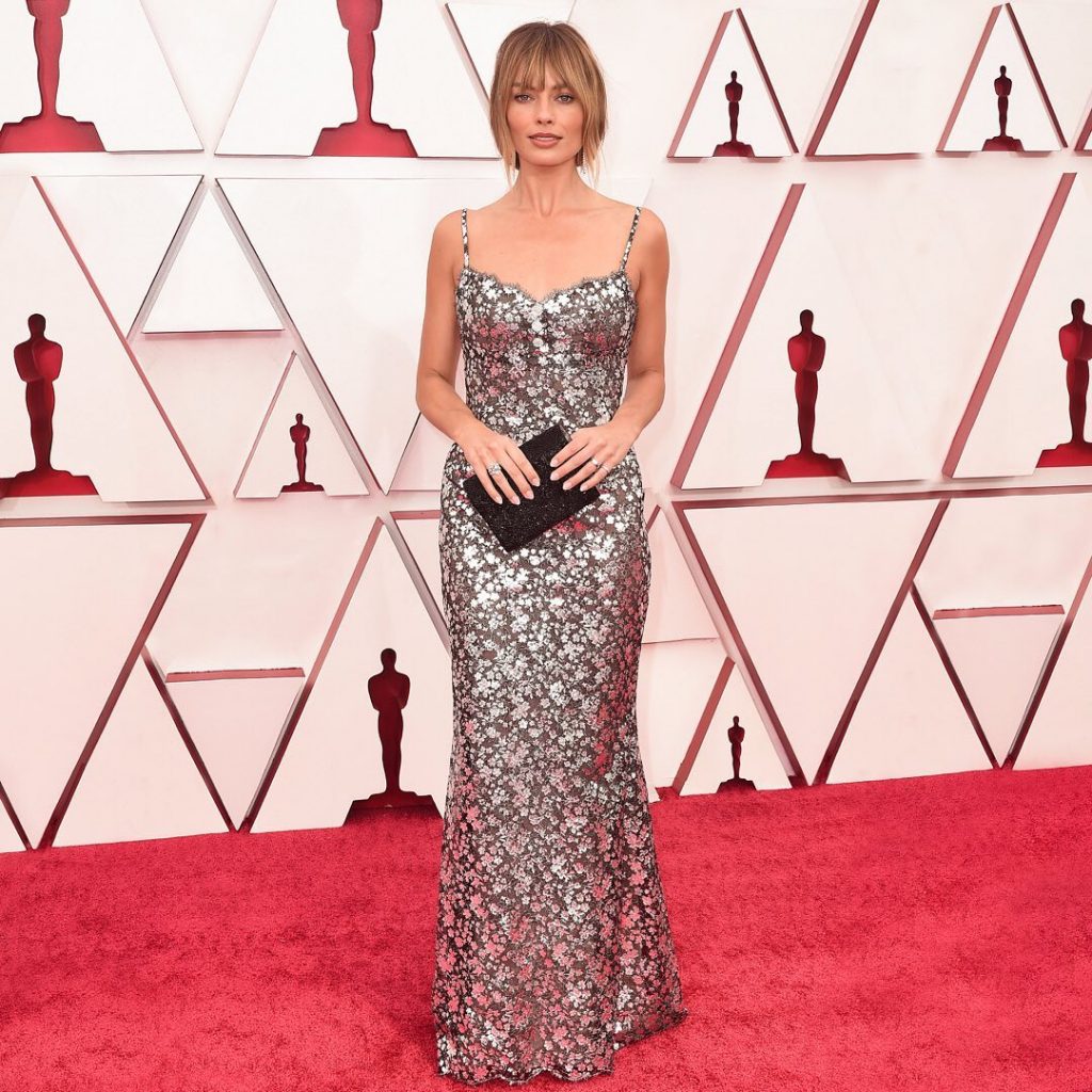 Марго Робби позировала на красной дорожке церемонии «Оскар» в платье от Chanel