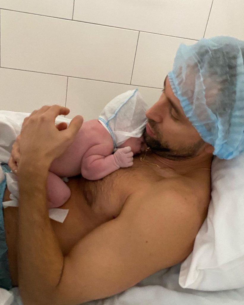 Макс Михайлюк показал снимок дочки сразу после родов