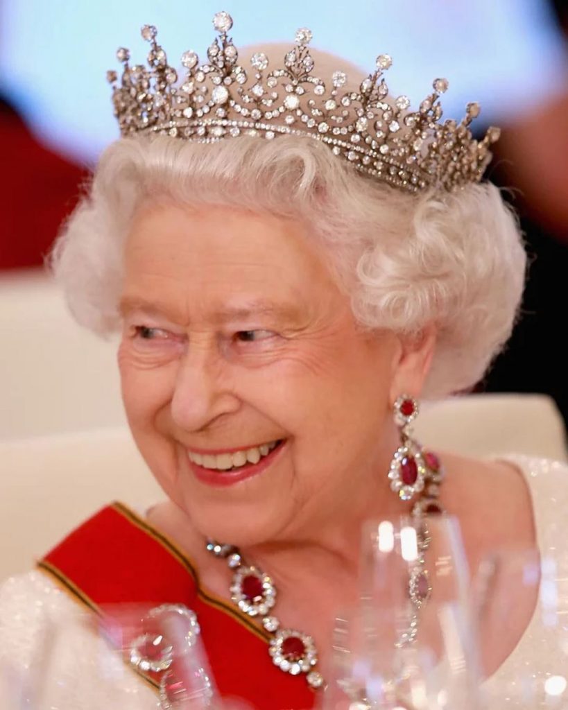 королева Елизавета II планирует сложить с себя монаршие обязанности 