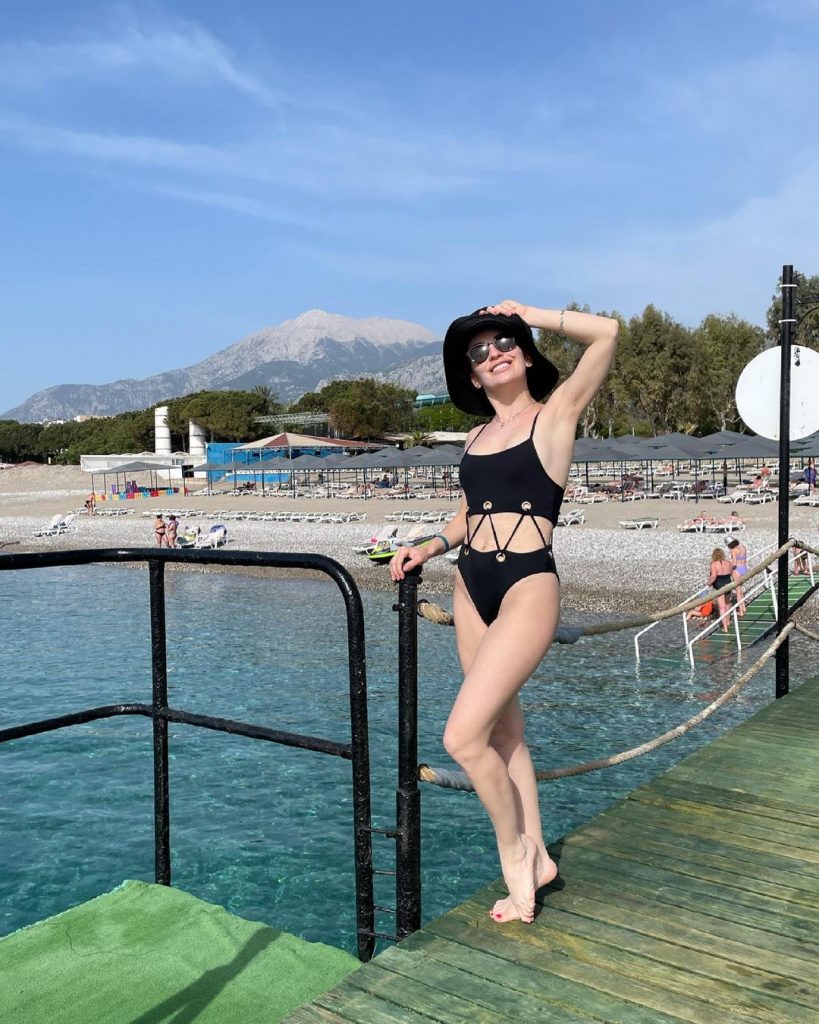 Виктория Булитко похвасталась фигурой в купальнике на отдыхе в Турции