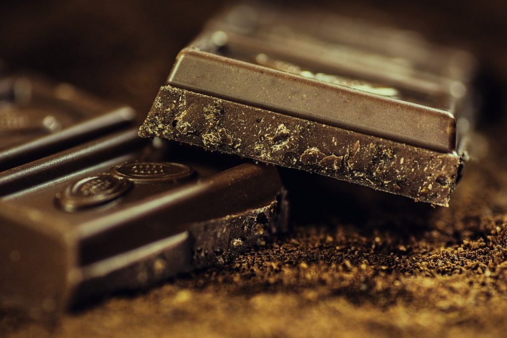 Диетологи назвали самый полезный вид шоколада для сердца