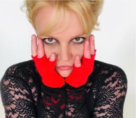 Бритни Спирс назвала лицемерами создателей документального фильма о себе, и поделилась странным видео
