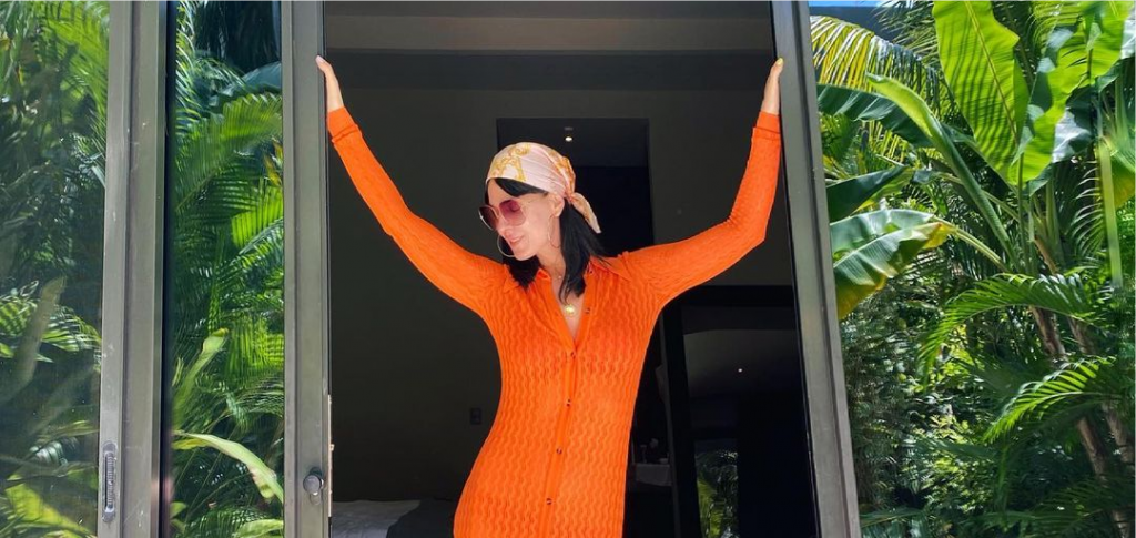 Маша Ефросинина восхитила поклонников фигурой в стильном халате оттенка tangerine