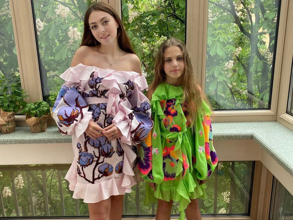 Олю Полякову и ее дочек жестко раскритиковали за наряды в украинском стиле