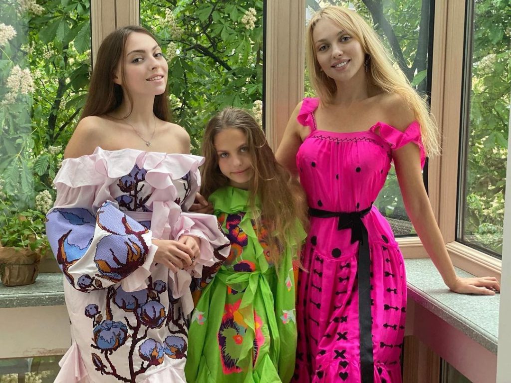 Олю Полякову и ее дочек жестко раскритиковали за наряды в украинском стиле