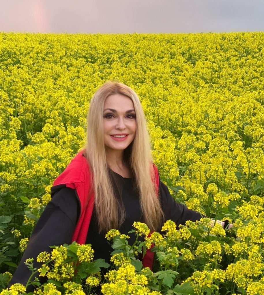Ольга Сумская очаровала красотой, позируя посреди украинского поля
