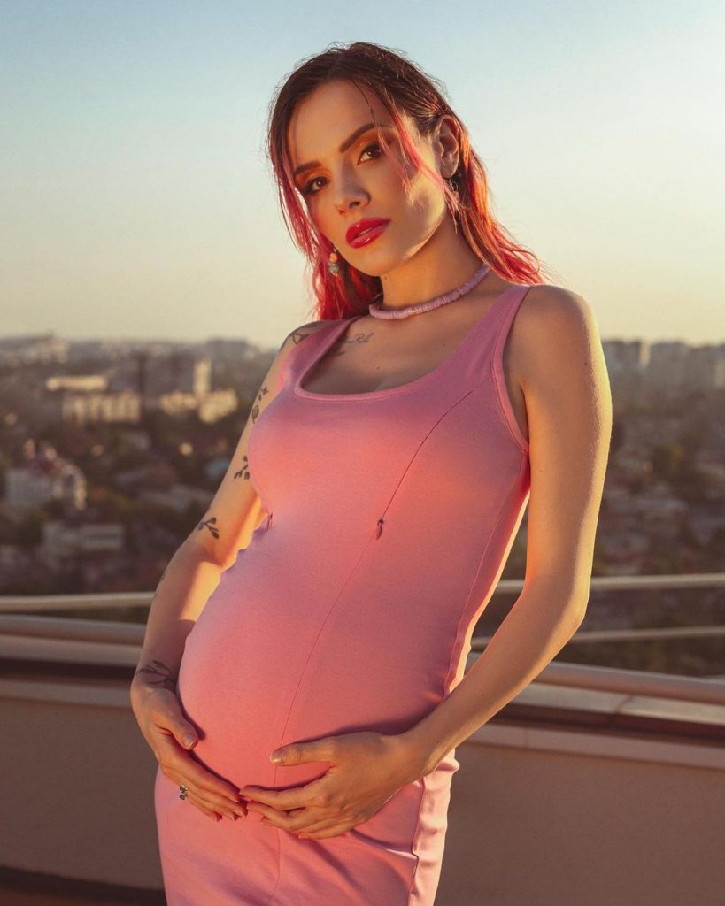 Беременная MamaRika выпустила коллекцию одежды для будущих мам