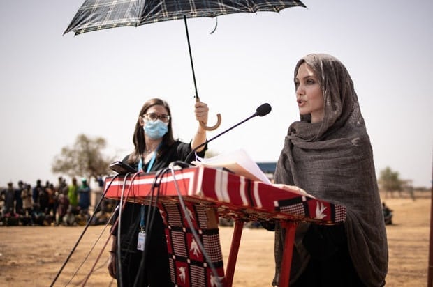 Анджелина Джоли посетила беженцев в Африке
