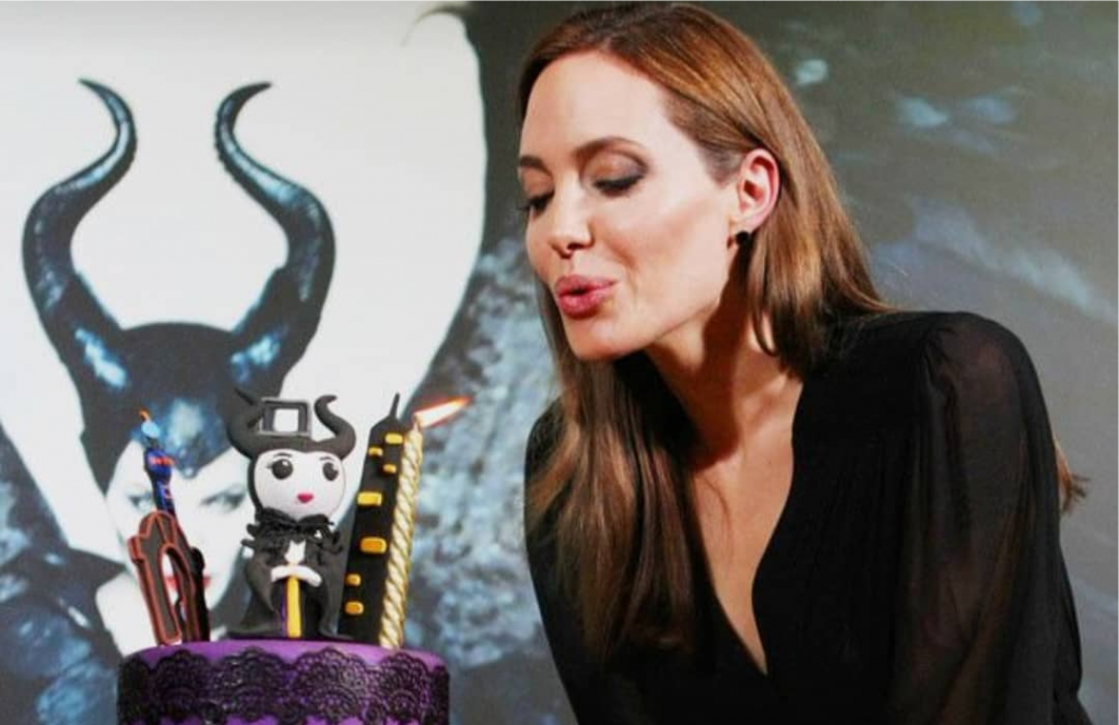 Поклонники Анджелины Джоли показали фото звезды с тортом в честь ее дня рождения 