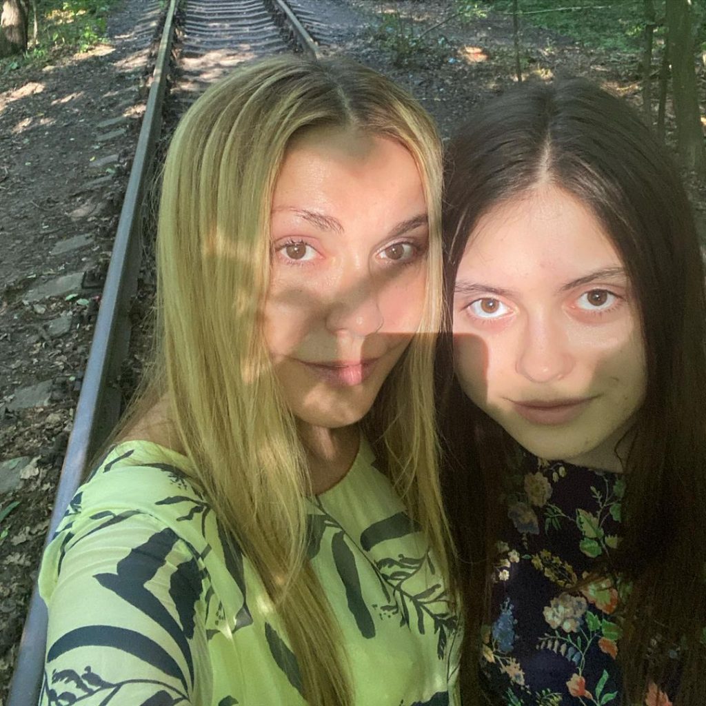 Ольга Сумская вместе с дочкой устроили фотосессию в «Тоннеле любви»