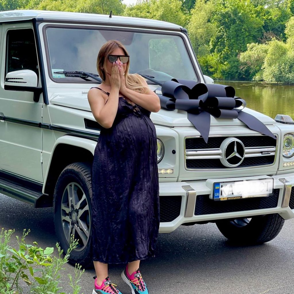 Беременная супруга Анатолия Анатолича получила от мужа роскошное авто