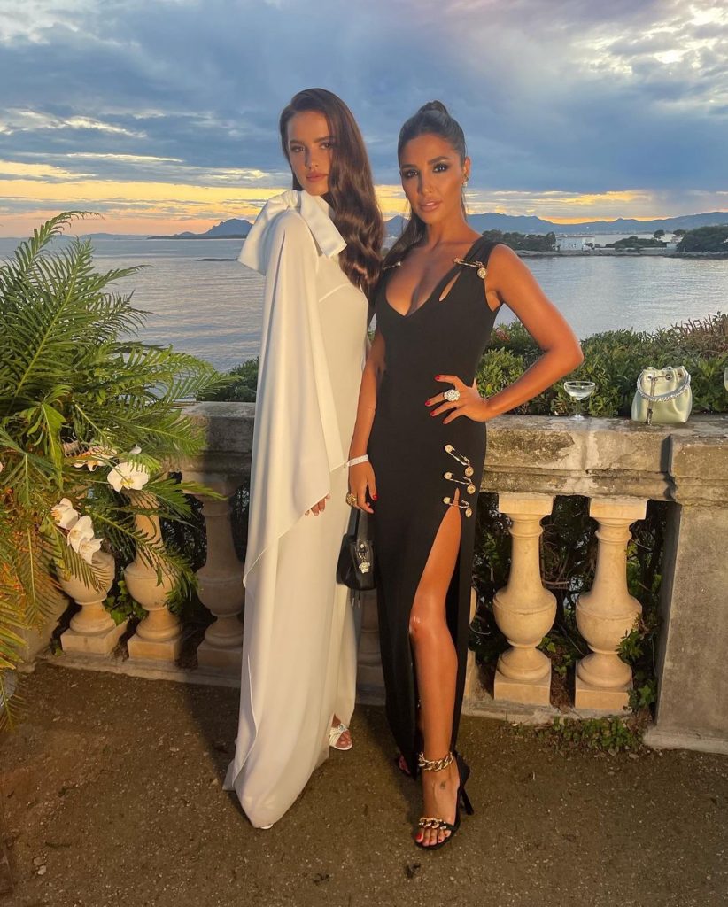 Санта Димопулос в платье от Versace посетила благотворительный вечер в Каннах
