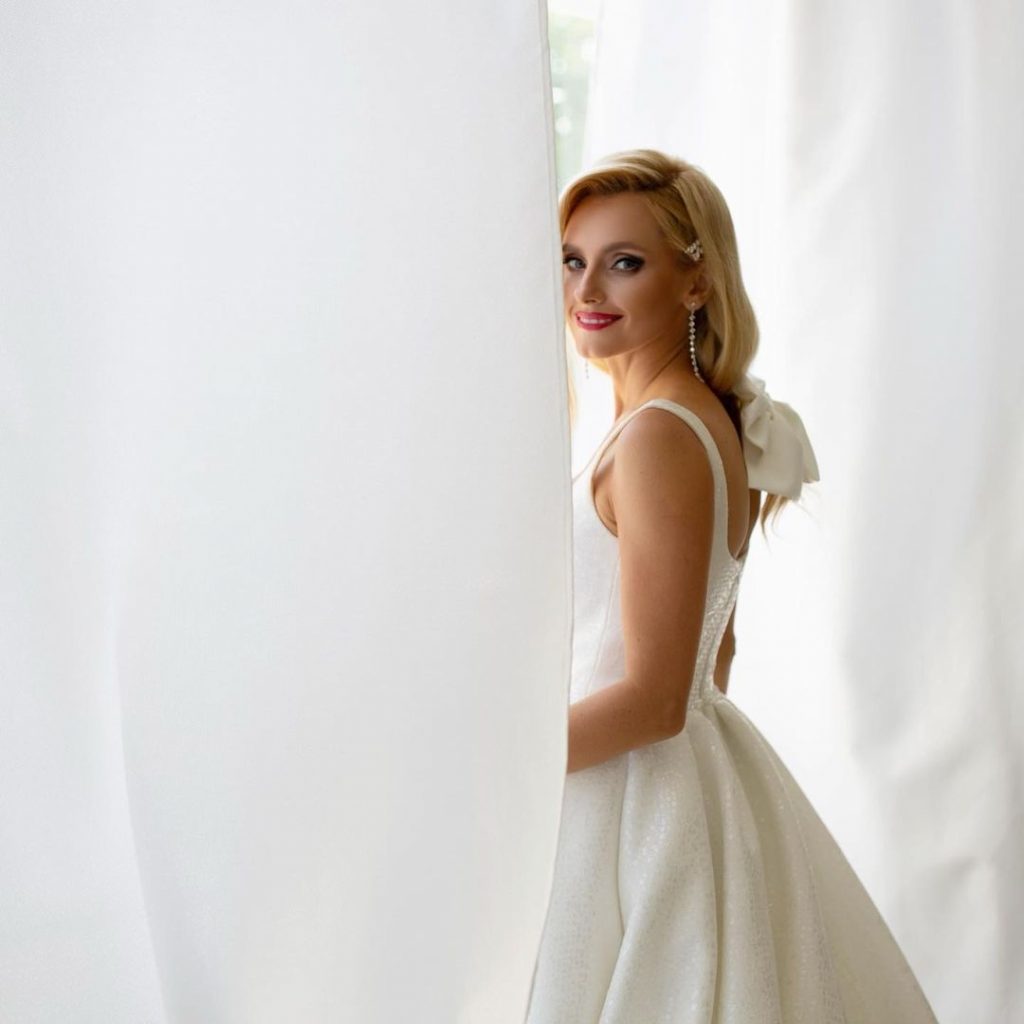 Ирина Федишин в невероятном свадебном платье пригласила поклонников на свою свадьбу