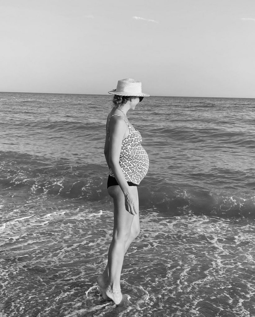 беременная Катя Осадчая позировала в купальнике, показав свою «талию»