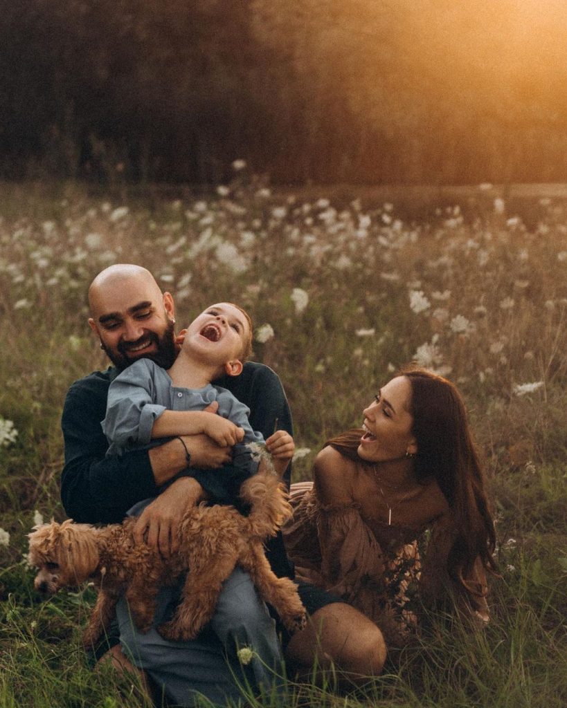 Юлия Санина снялась в романтической фотосессии с мужем и сыном