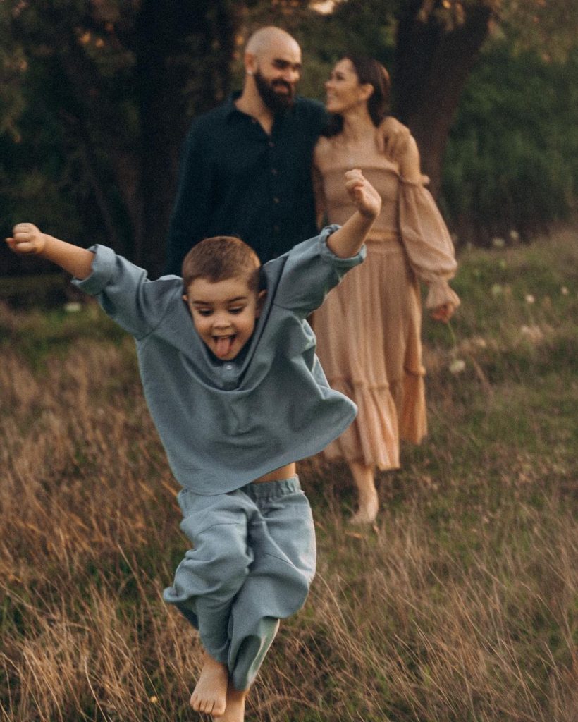 Юлия Санина снялась в романтической фотосессии с мужем и сыном