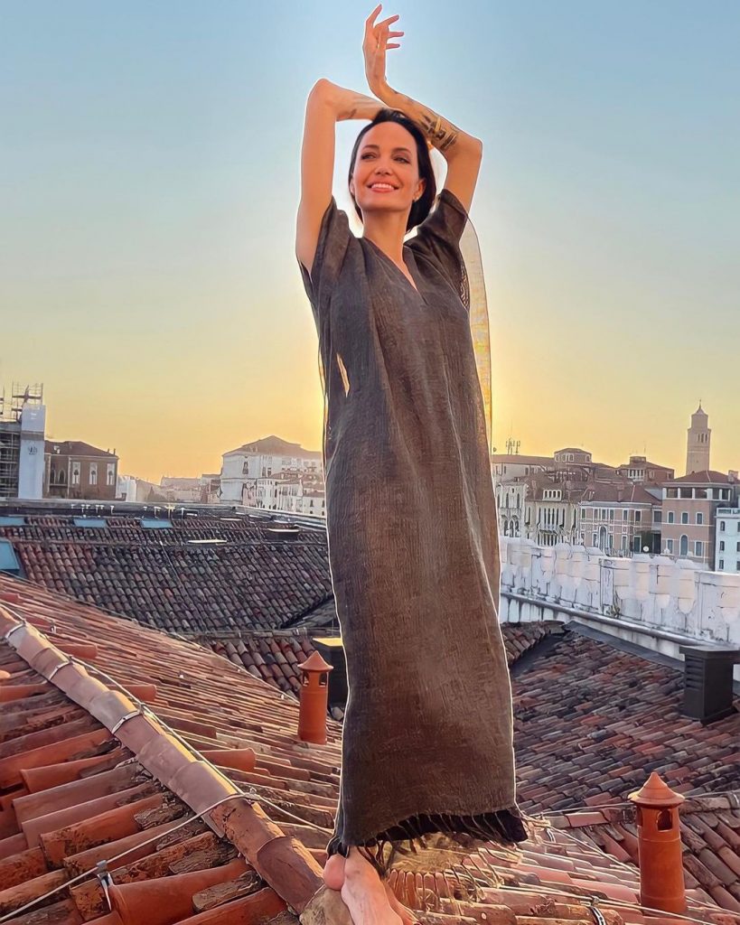шикарная Анджелина Джоли устроила фотосессию на крыше дома в Венеции